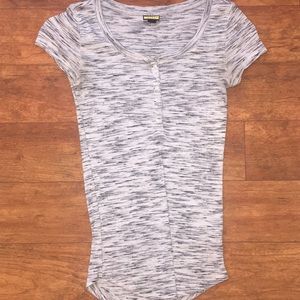 Fitted black and white tee